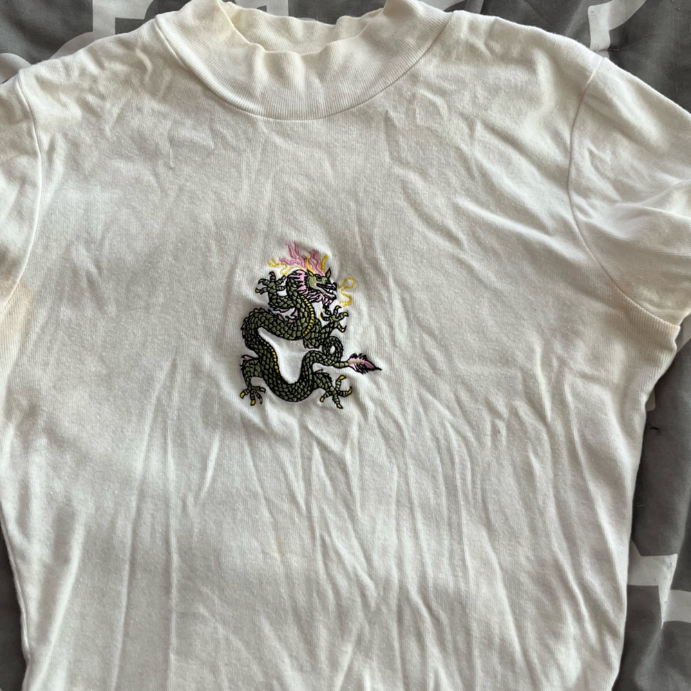 PacSun Dragon Crop Top-John Galt One Size White -Short Sleeve -Embroidered